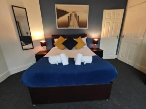 Rowditch House - Spacious 3 Double Bed, Home from Home